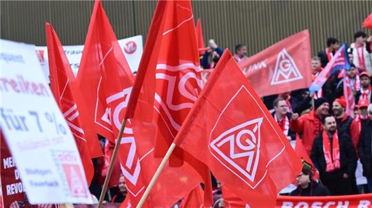Vor der dritten Verhandlungsrunde beginnt die IG Metall mit Warnstreiks. 