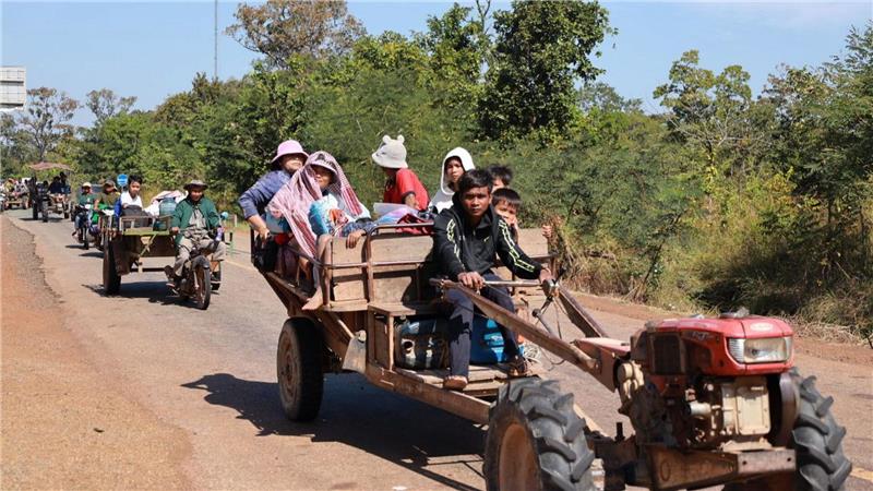 Vor der neuerlichen Gewalteskalation fliehen die Anwohner im Grenzgebiet von Thailand und Kambodscha – mitunter auch auf Traktoren. 