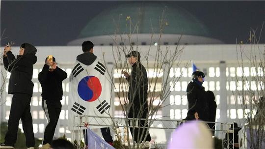 Vor der südkoreanischen Nationalversammlung versammelten sich Tausende Demonstranten.