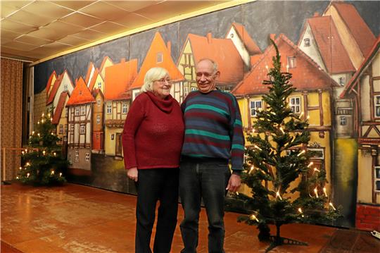 Vor dieser Kulisse stiegen im Saal der Iberg-Gaststätte stiegen viele Feiern und Konzerte. Nun verabschieden sich die Betreiber Angelika und Heinz Mielke in den Ruhestand und schließen das Lokal. Fotos: Gereke