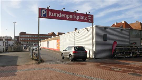 Vor einem Supermarkt war am Mittwochabend gegen 20.45 Uhr ein Streit derart eskaliert, dass ein Jugendlicher starb. Nach dpa-Informationen war er 15 Jahre alt.