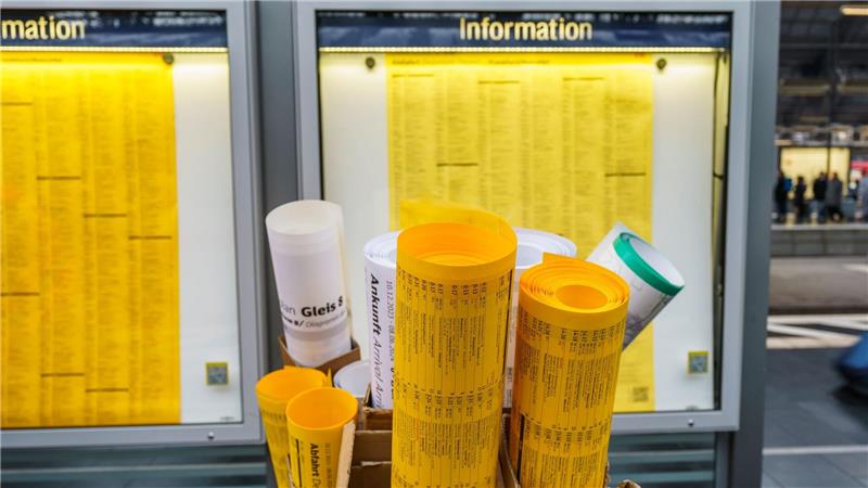 Bahn bleibt dabei: Familienreservierung wird abgeschafft Vor einem guten halben Jahr hat die Bahn schon mal einen Rückzieher gemacht: Nach heftiger Kritik blieben die weißen Ankunftspläne an Bahnhöfen hängen. (Archivbild)