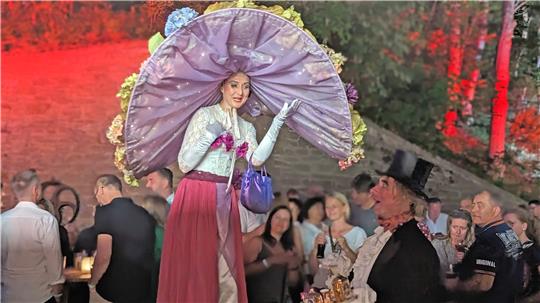 Vor einem mystisch angeleuchteten Wald erweckt Stelzenläuferin und Pantomimin Katja Grahl den Eindruck, als handele es sich in der Pause der Langen Nacht um einen Mittsommernachtstraum Shakespearscher Couleur.  Foto: Siegl