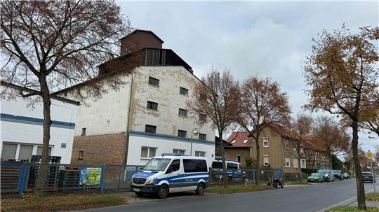 Vor einem stillgelegten Labor im Ortsteil Ohrum stehen mehrere Wagen der Polizei.