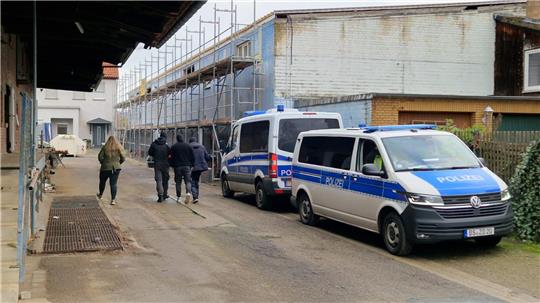 Vor einem stillgelegten Labor im Ortsteil Ohrum stehen mehrere Wagen der Polizei.