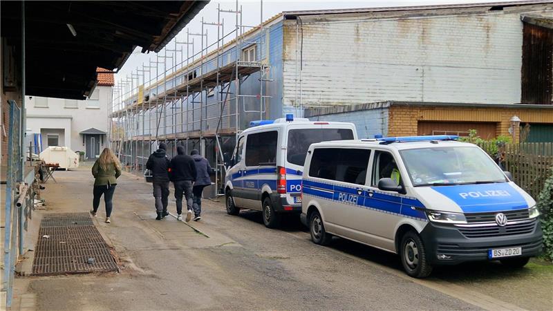 Vor einem stillgelegten Labor im Ortsteil Ohrum stehen mehrere Wagen der Polizei.