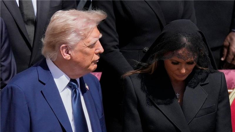 Trump verbreitet Bild von sich als Papst Vor einer Woche nahm Trump noch an den Trauerfeierlichkeiten für Papst Franziskus in Rom teil. (Archivbild)
