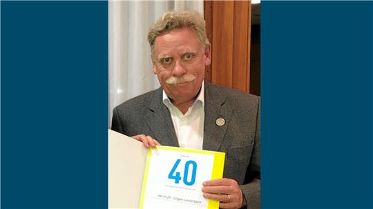 Ein Mann blickt in die Kamera.