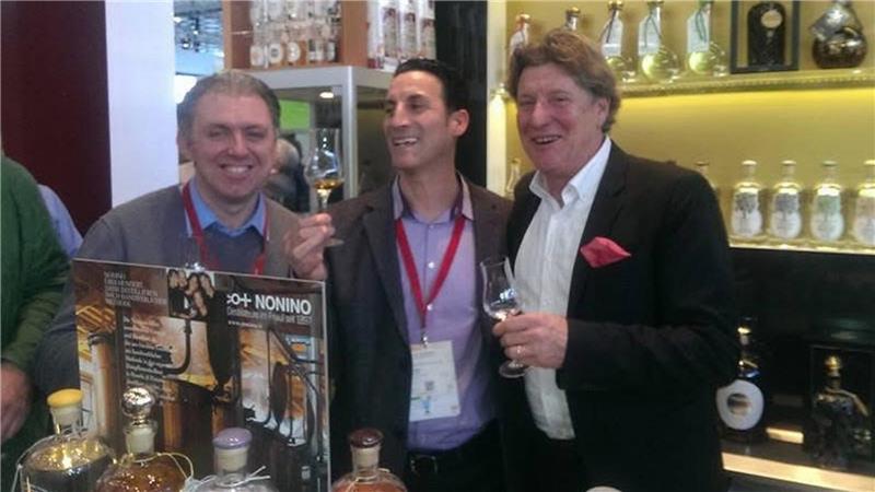 Das Foto zeigt drei Männer, die hinter einer Theke stehen.