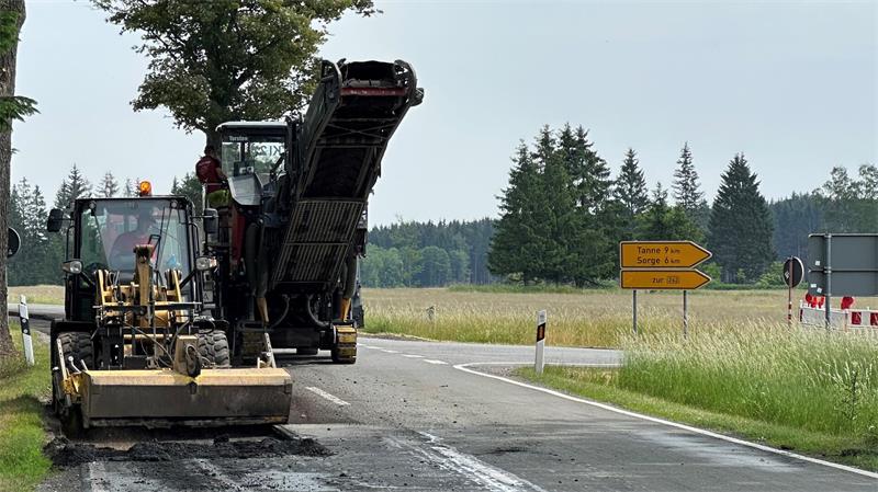 Das Foto zeigt schwere Straßenbaugeräte.