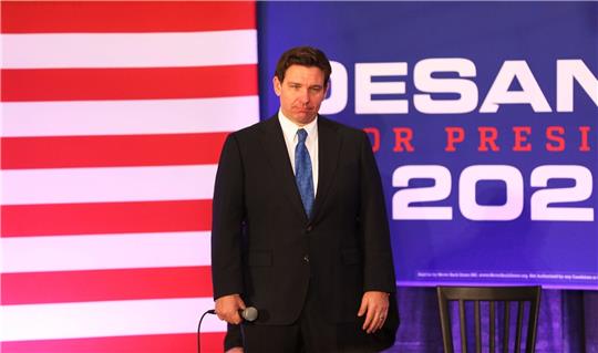 Vor einigen Monaten hatte Floridas ultrakonservativer Gouverneur Ron DeSantis noch als aussichtsreichster parteiinterner Konkurrent für Trump gegolten.