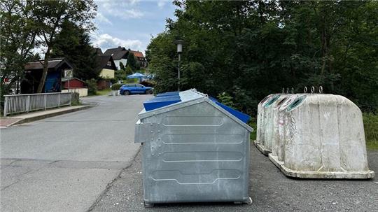 Vor einigen Tagen sind die Wertstoffcontainer vom Großparkplatz auf die Freifläche an der Karl-Röhrig-Straße versetzt worden.