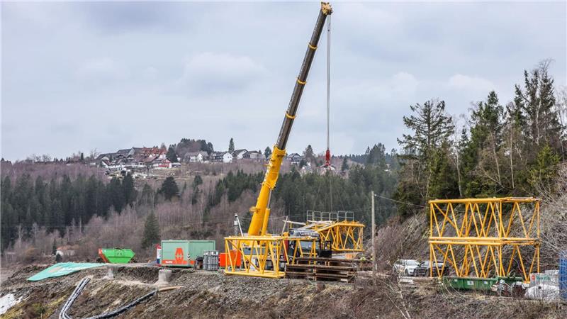 Oberharz: Wie die Bramkebrücke Stück für Stück verschwindet Der Kran wird aufgestellt.