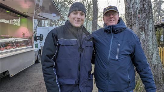 Vor etwa einem Jahr übernimmt Johannes Kappe (l.) das Amt des Marktmeisters. Sein Vorgänger, Markt-Urgestein Carsten Nolte, ist beim Wochenmarkt noch immer ein gern und oft gesehener Gast.