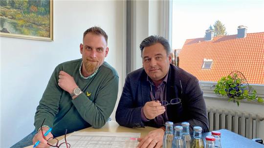 Vor etwas mehr als einem Jahr stellt Bürgermeister Wolfgang Langer (rechts) Klimaschutzmanager Frederik Berger der Öffentlichkeit vor. Jetzt hört der Hohegeißer auf.