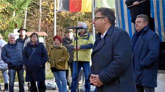 Vor fünf Jahren erinnern die Bürgermeister Wolfgang Langer (am Mikrofon) und Ronald Fiebelkorn (rechts) schon einmal an der Bremke zwischen Braunlage und Elend an die Grenzöffnung im Harz 1989.