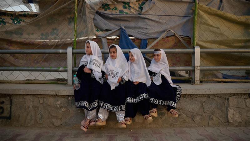 Vor fünftem Jahrestag: Vier Mädchen mit Taliban-Fahnen in Afghanistan