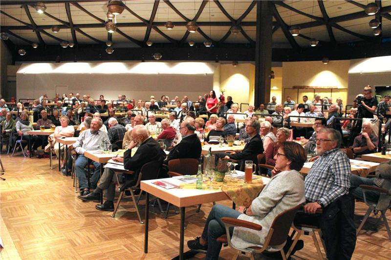 CDU-Veranstaltung zum Borkenkäfer wird zu Abrechnung mit Nationalpark Vor großem Publikum sprachen am Donnerstagabend im Kurgastzentrum auf dem Podium (kleines Bild v.li.) Dr. Albrecht von Kortzfleisch, Frank Oesterhelweg, Gunther Walzleben und Dr. Hubertus Köhler über den Borkenkäfer und über den Nationalpark. Eingeladen hatte CDU-Stadtverbandsvorsitzende Cornelia Ehrhardt (kleines Bild re.). Fotos: Nachtweyh