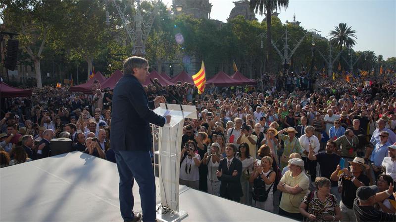 Haftbefehl aufgehoben: Puigdemont vor Rückkehr in die Heimat Vor gut zwei Jahren tauchte Puigdemont überraschend trotz Haftbefehl zu einem Kurzauftritt in Barcelona auf. (Archivbild)