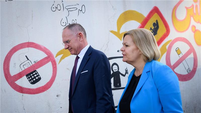 Faeser bricht Reise nach Damaskus wegen Terrorwarnung ab Vor ihrem Flug nach Syrien waren die geschäftsführende Bundesinnenministerin, Nancy Faeser (SPD) und ihr österreichischer Amtskollege, Gerhard Karner, zu Gesprächen in Jordanien.