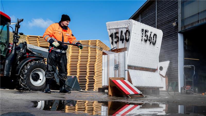 Vor ihrem nächsten Einsatz werden die Strandkörbe auch gereinigt. 