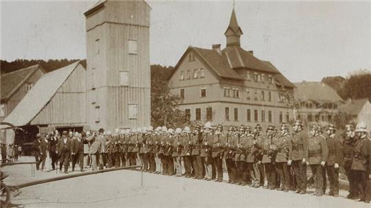 Vor mehr als 125 Jahren steht das Feuerwehrhaus noch nicht am Marktplatz und erlaubt so den Blick aufs Schulgebäude mit seinem markanten Türmchen. Der Schlauchturm steht allerdings bereits.