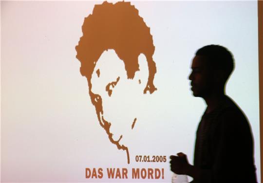 Vor mehr als 18 Jahren war der aus Sierra Leone stammende Oury Jalloh gefesselt in einer Zelle gestorben.
