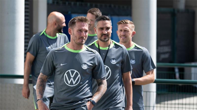 Die Spielpläne der Nord-Zweitligisten Vor seinem Zweitliga-Debüt: Wolfsburgs neuer Trainer Tobias Strobl (vorne). (Archivbild)