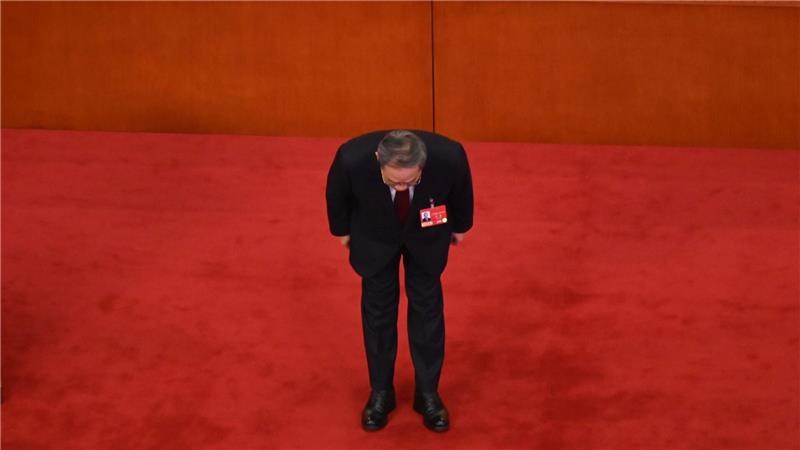 Vor seiner Rede verbeugte sich Ministerpräsident Li vor den Delegierten. 