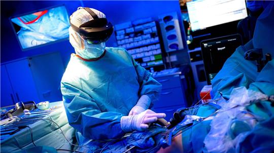 Vor und während der Operation nützen die Mediziner spezielle Brillen.