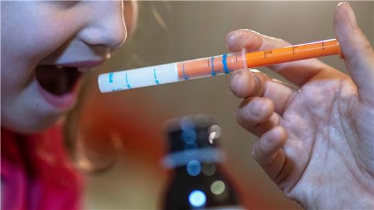 Vor wenigen Jahren waren Fiebersäfte für Kinder knapp, nun hat sich die Lage gebessert (Archivbild)