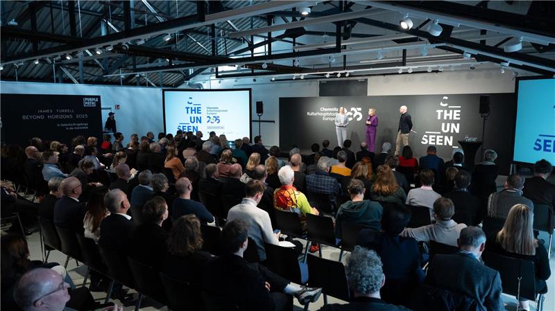 Vor zahlreichen Gästen wird in Oelsnitz bei Chemnitz das Kulturhauptstadtjahr bilanziert.