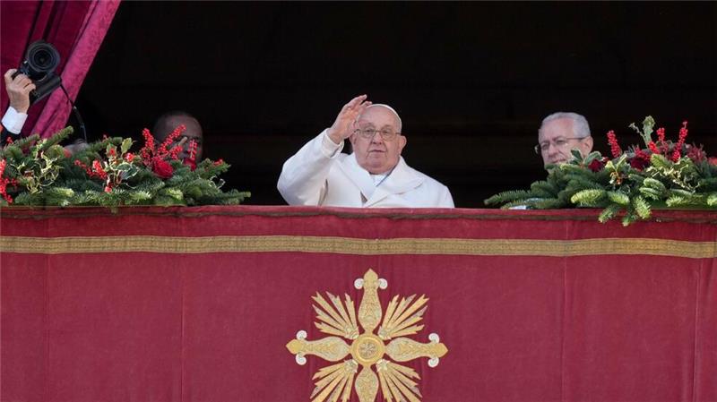 „Waffen sollen schweigen“ - Papst mahnt zu Frieden Vor zahlreichen Gläubigen spricht der Papst seine Weihnachtsbotschaft.