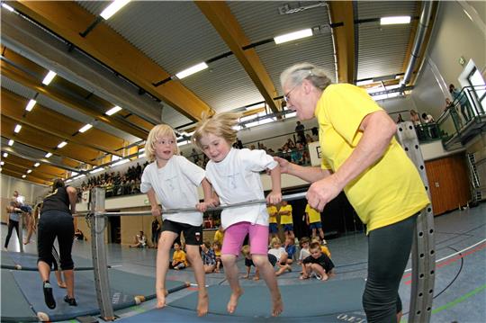 Vor zehn Jahren feiert die AG Sport ihr 40-jähriges Bestehen mit einer großen Sportschau aller Vereine in der Deilichhalle, dabei war auch der Turnnachwuchs der TSG Bad Harzburg.  Fotos: GZ-Archiv