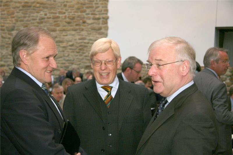 Vor zehn Jahren schon einmal in gleicher Doppelbesetzung beim Philologentag: Der damalige Kultusminister Bernd Busemann (re.) und Festredner Josef Kraus flankieren den seinerzeitigen Vorsitzenden Guillermo Spreckels.  Foto: GZ-Archiv