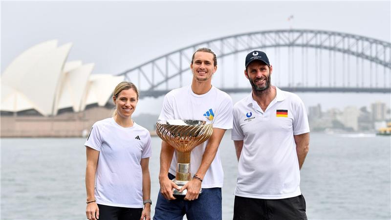 Vor zwei Jahren holte Zverev (M) unter anderem mit Angelique Kerber (l) den Titel. (Archivbild)
