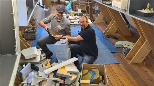 Vor zwei Wochen sah es hier noch nach viel Arbeit aus: Marc Krüger und Patrick Kruse beim Aufbau der Sonderausstellung unterm Dach der Lohmühle.