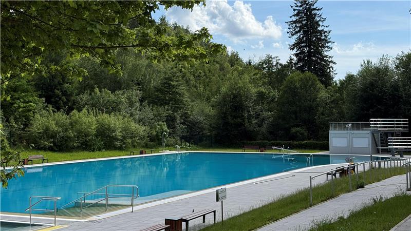 Das Foto zeigt ein Schwimmbecken.