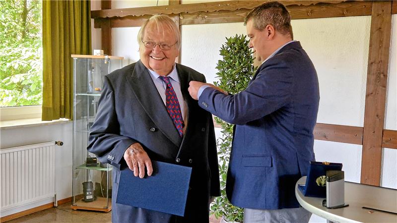 Vor zweieinhalb Jahren bekommt Dr. Leopold von Gerstenbergk-Helldorff (l.) von Landrat Dr. Alexander Saipa das Bundesverdienstkreuz am Bande. Jetzt ist der Mediziner im Alter von 84 Jahren gestorben.