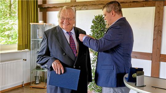 Vor zweieinhalb Jahren bekommt Dr. Leopold von Gerstenbergk-Helldorff (l.) von Landrat Dr. Alexander Saipa das Bundesverdienstkreuz am Bande. Jetzt ist der Mediziner im Alter von 84 Jahren gestorben.