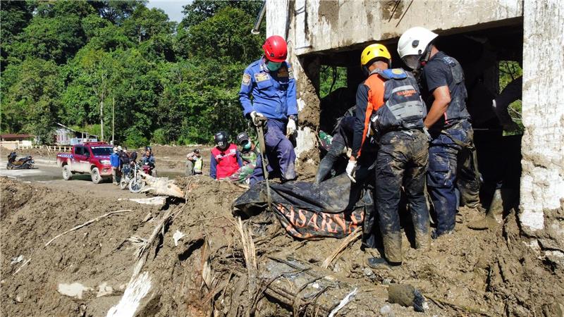 Fluten in Indonesien: Zahl der Toten steigt auf mehr als 600 Vorausgegangen waren tagelange verheerende Niederschläge.