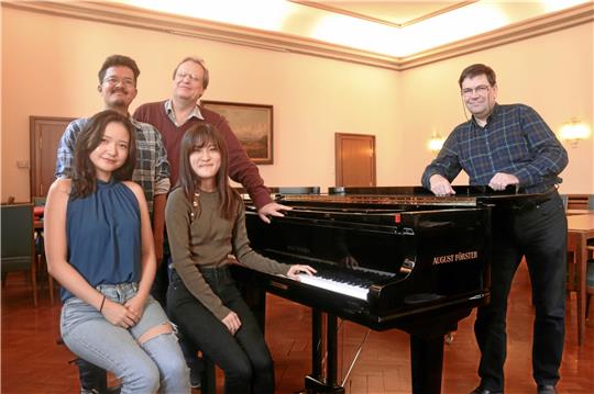 Vorbereitung für das Pfalzkonzert zum Abschluss der Klaviertage: vorn Min Young Kim (von links) und Yuka Arihara, hinten Marc Lohse und Prof. Rudolf Meister, ganz rechts Dirigent Achim Falkenhausen. Foto: Hartmann