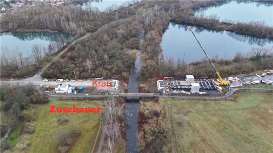 Vorbereitungen für das Einheben der Brücke: Das Bild zeigt, wo Kran und Zuschauer platziert werden (dürfen). Foto/Montage: NLStBV/Neik