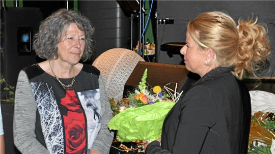 Vorbildlich gehandelt: Jutta Schober (l.) verständigt die Polizei, als sie einen Einbruchversuch bemerkt. Das Bild zeigt sie bei ihrer Verabschiedung als Schulleiterin mit Goslars Oberbürgermeisterin Urte Schwerdtner.