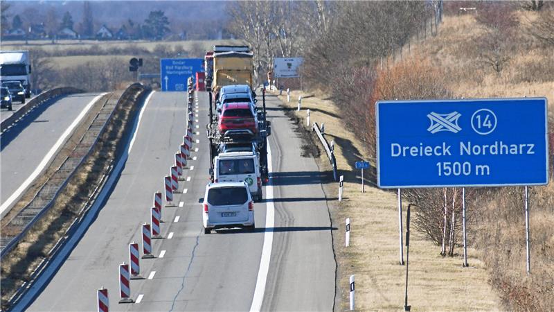 Welche Autobahn am Harz ab März zur Großbaustelle wird Auf einer Autobahn ist eine Spur mit Warnbaken abgesperrt.