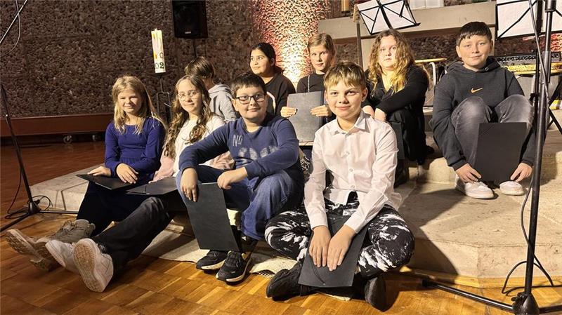Schüler, Ehemalige und Lehrer singen im Advent zusammen Vorfreude: Die Schüler können es kaum abwarten, endlich aufzutreten.