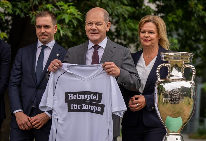 Vorfreude auf die Fußball-EM: Bundeskanzler Olaf Scholz (M), mit Turnierdirektor Philipp Lahm (l) und Bundesinnenministerin Nancy Faeser.