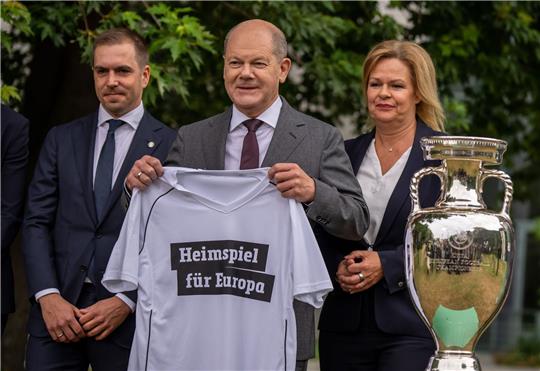 Vorfreude auf die Fußball-EM: Bundeskanzler Olaf Scholz (M), mit Turnierdirektor Philipp Lahm (l) und Bundesinnenministerin Nancy Faeser.