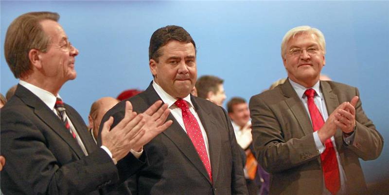 Vorgänger Franz Müntefering (li.) und der gestrige Laudator Frank-Walter Steinmeier (re.) applaudieren, als der Goslarer Sigmar Gabriel am 13. November 2009 in Dresden zum neuen SPD-Parteichef gewählt wird – und ein paar Tränen der Rührung verdrückt. Gabriel tritt mit diesem Amt auch in die großen Fußstapfen von Willy Brandt, den er einst zusammen mit Wilhelm Schmidt als junger Politiker in Goslar traf.  Archivfotos: Epping, SPD-Büro