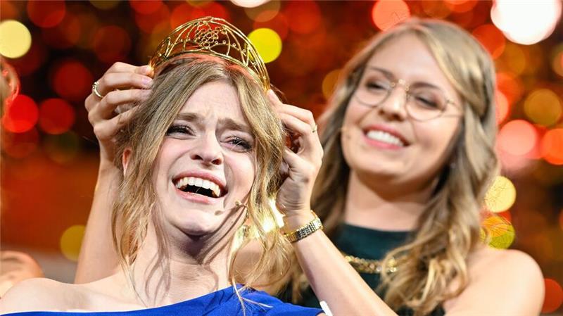 „Unbeschreiblich“: Charlotte Weihl neue Deutsche Weinkönigin Vorgängerin Brockmann (r) krönt Nachfolgerin Weihl (l)